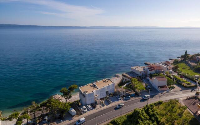 Spacious Beachfront Apartments Tanita