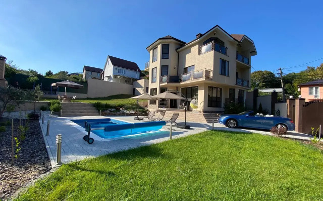 S Basseynom I Baney Private House
