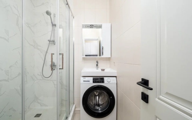 U Morya S Basseinom V ZhK Solnechnyij Apr42 Apartments