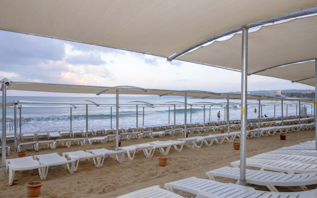 Armas Green Fugla Beach