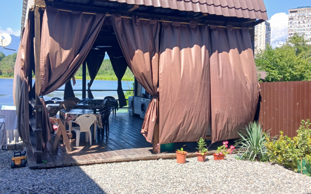 V Pitsunde U Ozera Naala Guest house