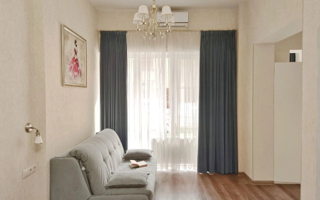 Ulitsa Roz, D.36 Flat