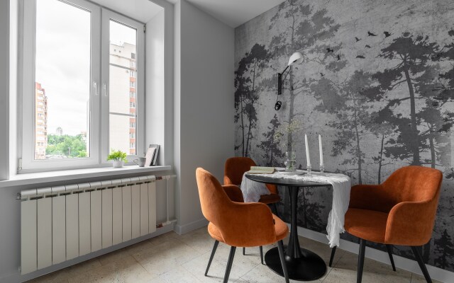 S konditsionerom i shikarnym dizaynerskim remontom Flat