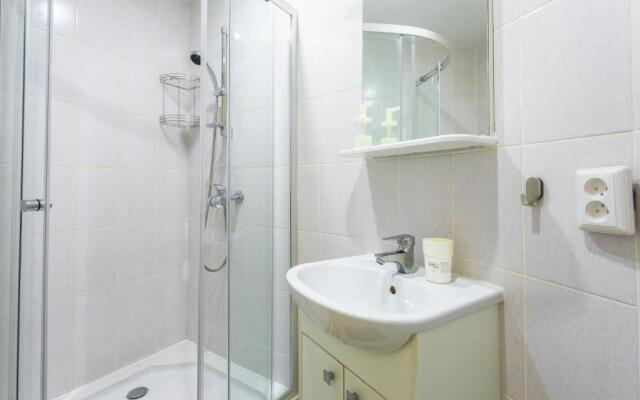 Gosti Lyubyat Na Sennoy Flat 2