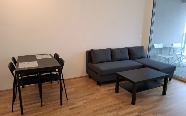 Zamechatelnaya Kvartira vo 2m Rayone Veny s Uyutnym Balkonom Flat