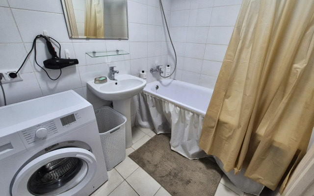 Bolshaya 2-Kh Komnatnaya Khoroshaya u Metro Otradnoye Flat
