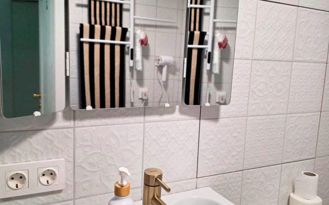 Novye S Vysokimi Oknami Na Peshekhodnoy Ulitse Apartments