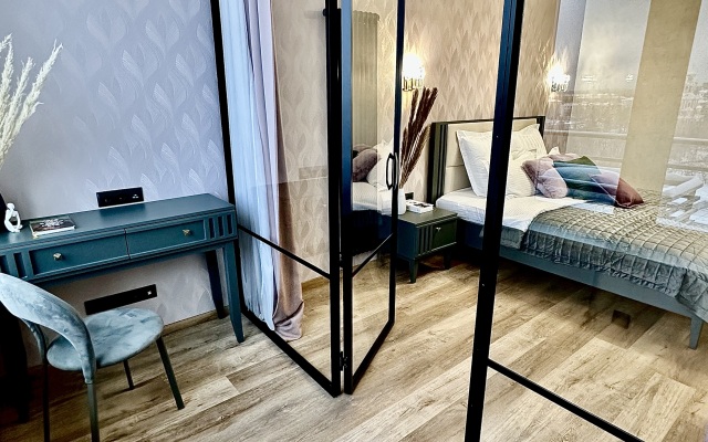 Dizaynerskiy 2-kh komnatny lyuks Flat