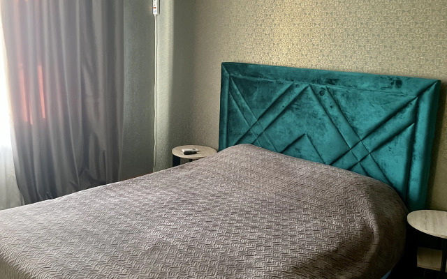 Uyutnaya s panoramnym vidom na gorod u morya Flat