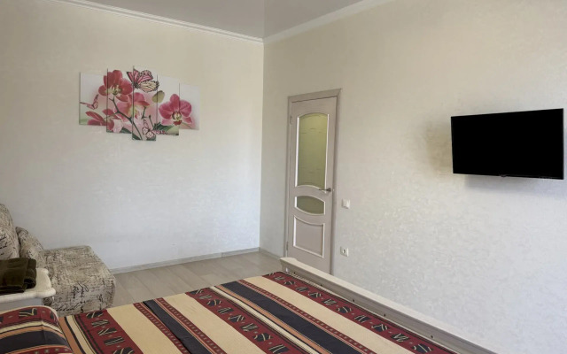 Апартаменты 082 Современная 1-к квартира у моря с видом на горы