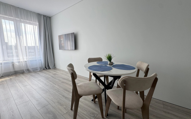Chetyrekhmestnaya Krasivaya V Novom Rayone Divny Kvartal U Ozera Flat