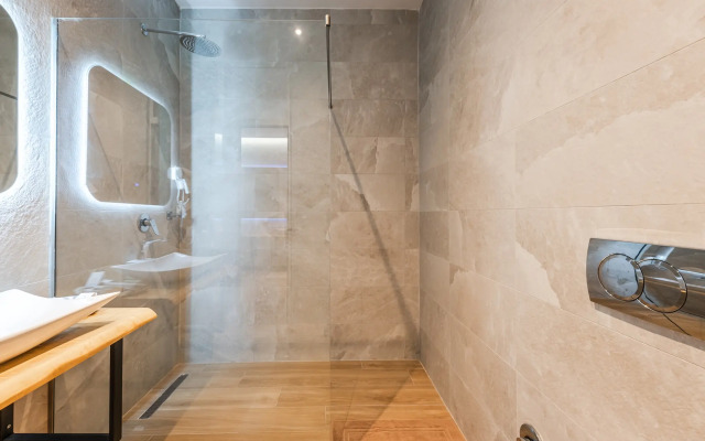 Marina Luxury Suites 101 Jacuzzi Apartments