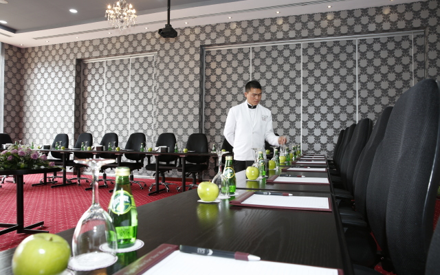 Warwick Al Jubail Hotel