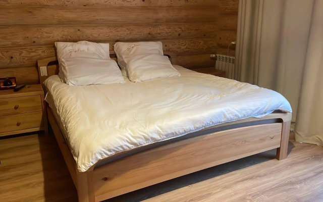 Uyutny dom v lesu u reki Private house