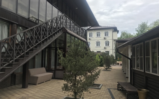 Goluboe Ozero Hotel