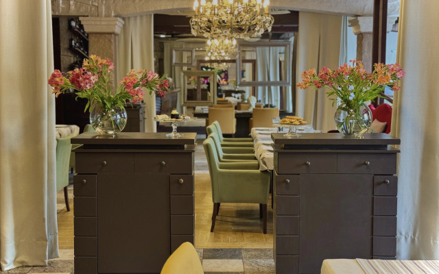 Ukraina Hotel