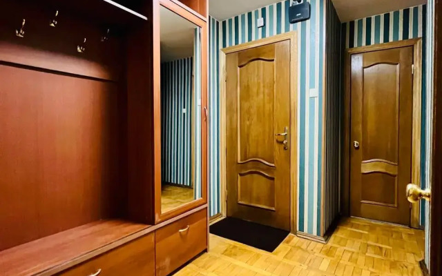 Uyutnaya 3-X Komnatnaya U Metro Akademicheskaya Flat