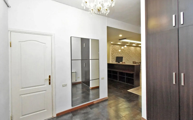 2-K v Novostroyke, Ulitsa In Yerevantsu, Hh399 Flat