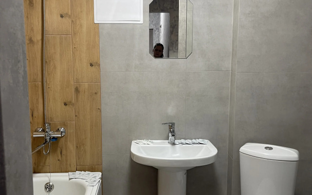 Dvukhkomnatnaya. Voroshilova 8a. 2 Etazh Flat