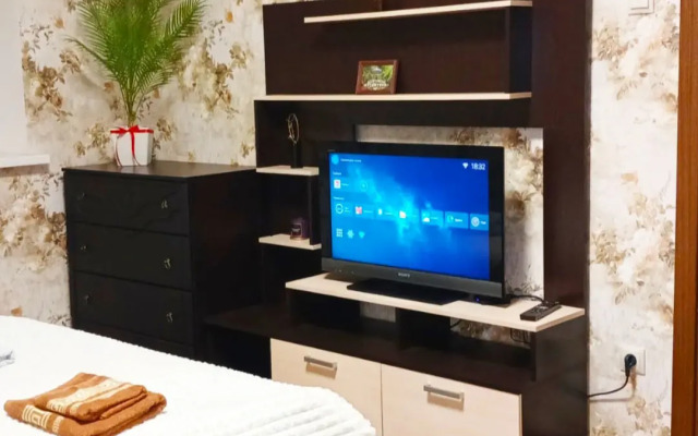 Апартаменты Квартира уютная с спорт площадкой во дворе