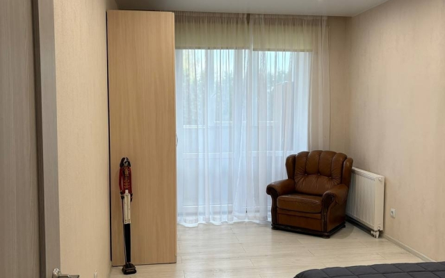 Na Ogorozhennoy Territorii v Zelenom Tikhom Rayone Apartments