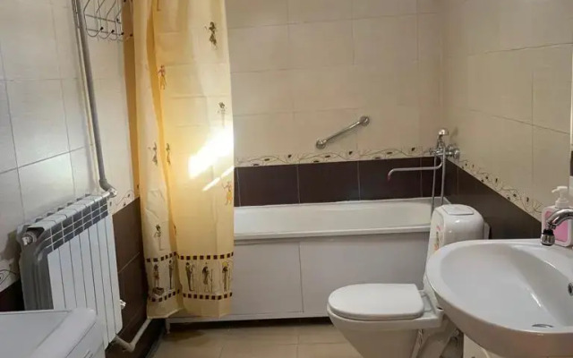 S Basseynom, Verandoy I Sadom Private house