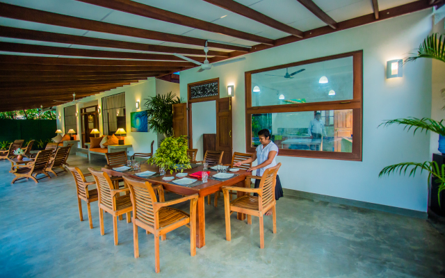 South Point Surf House - 5 bedrooms sleeps 14 Villa