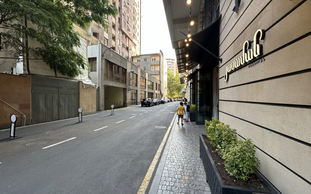 3-komn. ryadom s restoranom DIMOND, DI8210 Flat