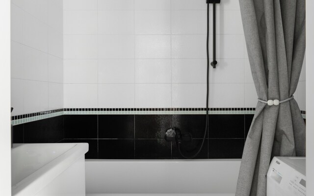 S konditsionerom i shikarnym dizaynerskim remontom Flat