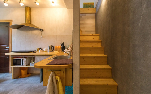 Na Sibiryakova 10 Private House