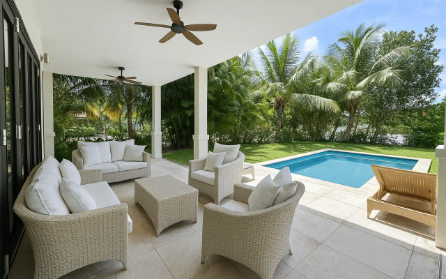 Na Beregu Okeana S Sobstvennym Basseynom Na Eden Island Villa