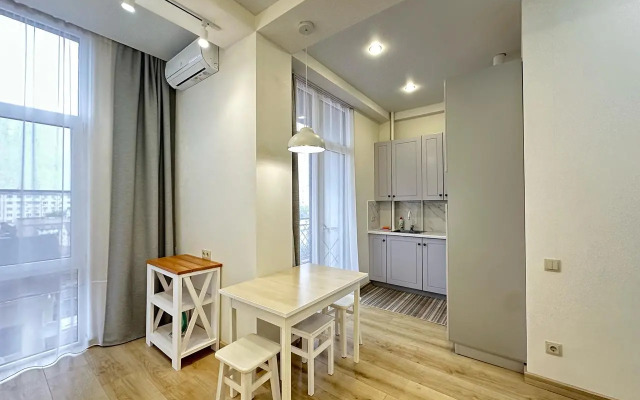 Yutnaya Studiya S Ponoramnimi Oknami V centre Adlera More Flat