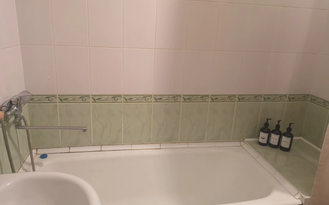 Uyutnaya, Chistaya Studiya na Druzhbe Narodov Apartments