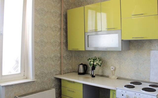 U Tsentra Bakuleva Flat