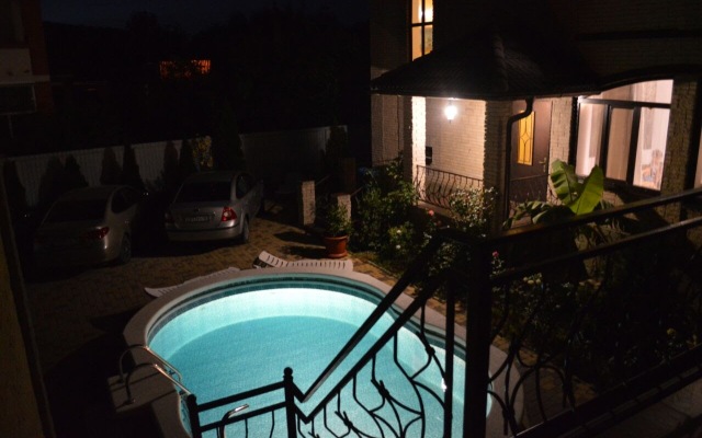 Zamok Na Zemlyanichnoj Guest House