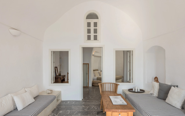 Parathira Cave Houses by Oia Villa