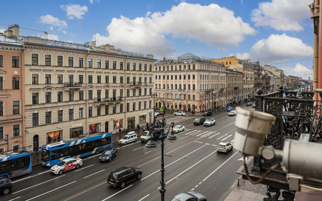 Апартаменты с видом на Невский проспект