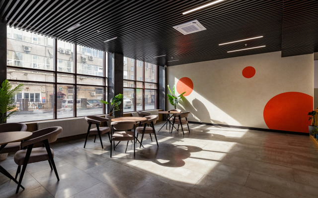 Yarkaya studiya ryadom s naberezhnoj i kondicionerom Flat