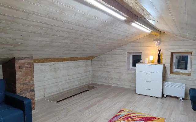 Частный дом с баней и пирсом на берегу пруда