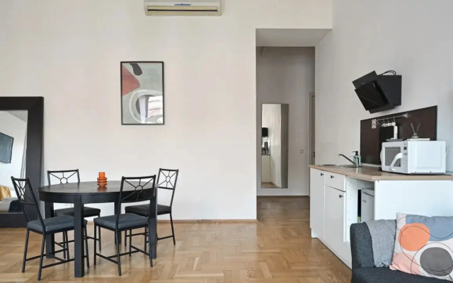 1912 U Anichkova Mosta №3 Apartments