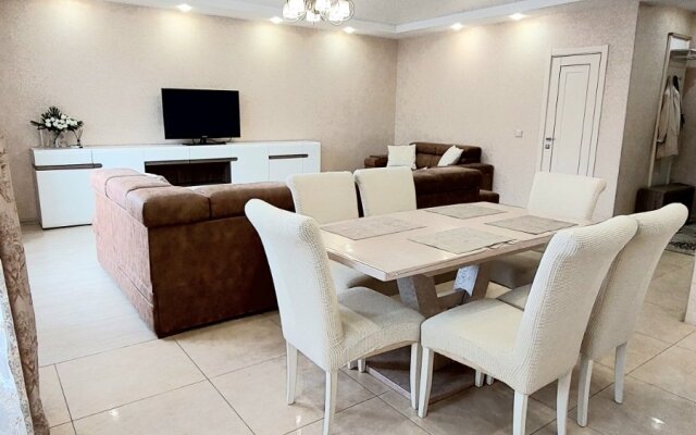 Апартаменты в центре с тремя спальнями на Червякова 55 рядом с парком Победы