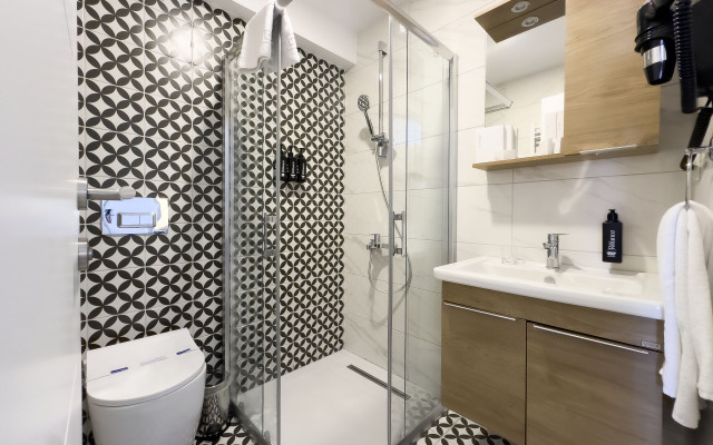 Dugi̇ Hotel