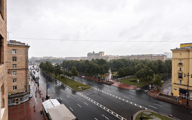 Semeynye Dlya 5 Gostey M. Moskovskaya Flat