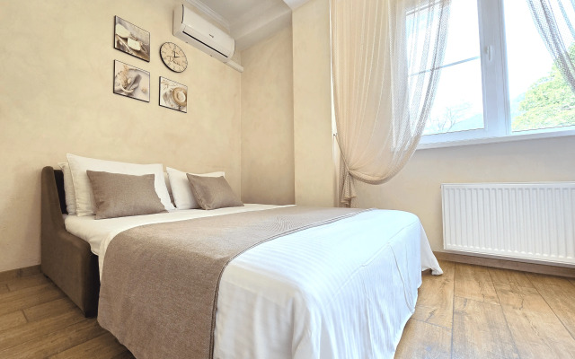 Teplaya s otdel'noy spal'ney polnotsennoy kukhney i vidom na gory Flat