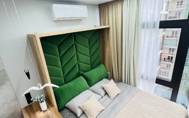 Апартаменты Студия с дизайнерским ремонтом с бассейном на крыше