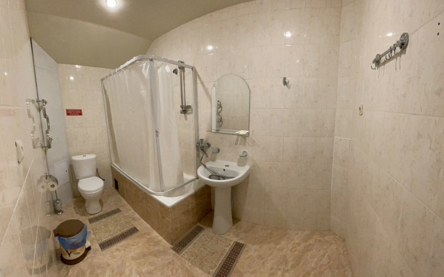 Adamas Hotel