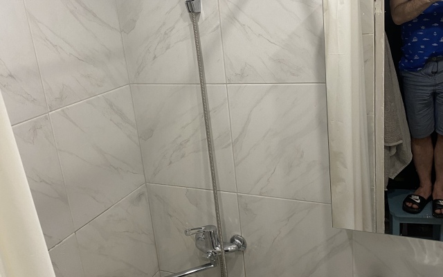 Uyutnaya studiya s balkonom okolo metro Apartments