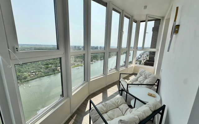 Studiya S Velikolepnym Vidom Na Reku Flat