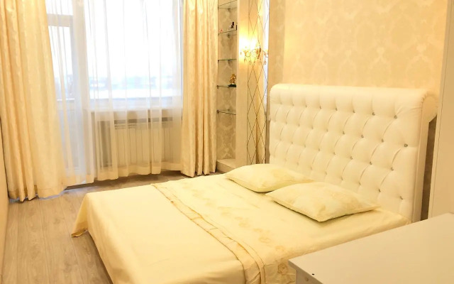 Trekhkomnatnaya V Tsentre Flat
