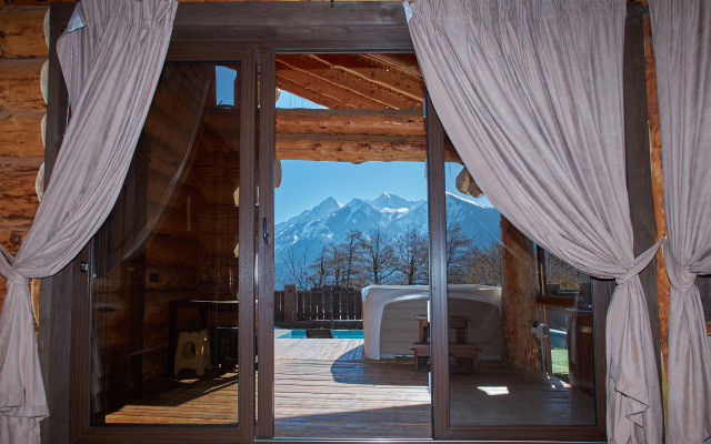 Kedr 750, 6 spalen, 15 gostej s Bassejnom i Banej Chalet